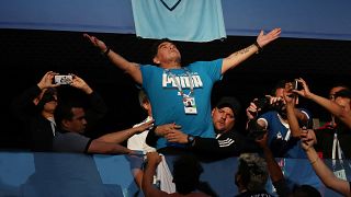 Emoções pregam susto a Maradona