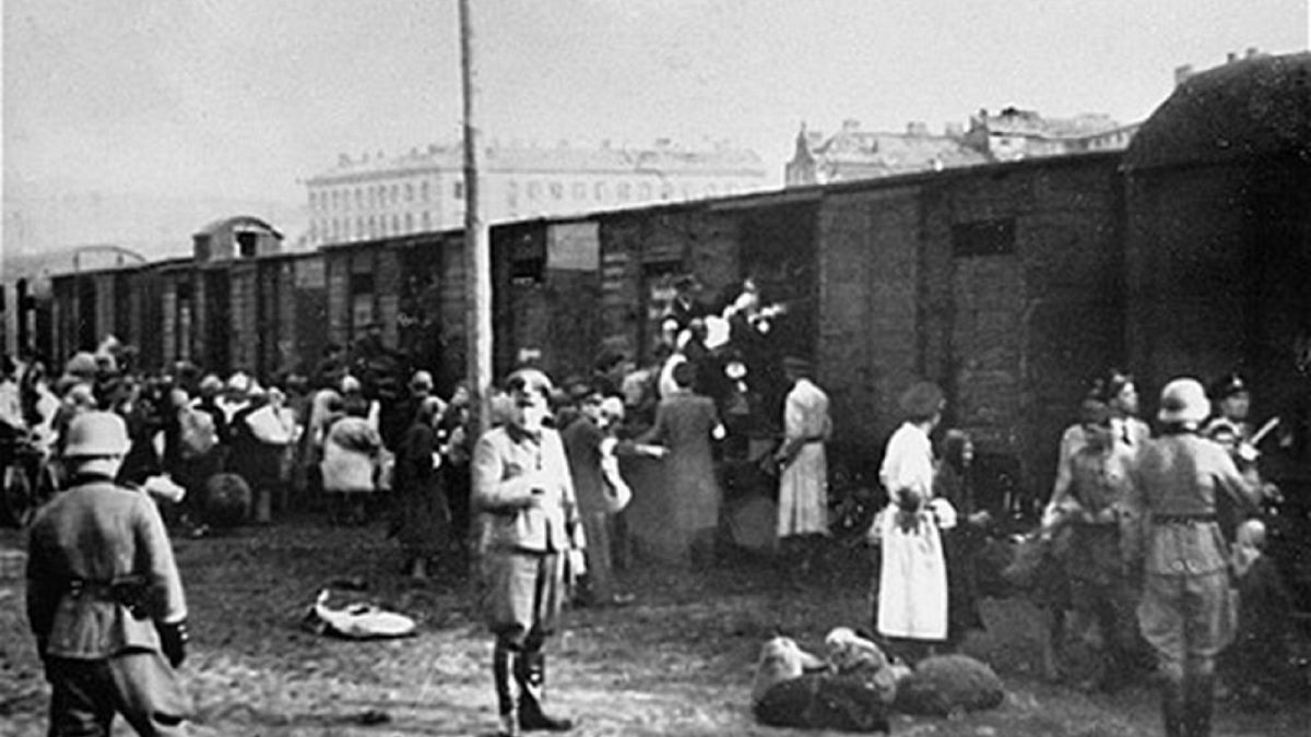 إرسال اليهود البولنديين إلى المعتقلات بالقطارات