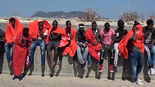 Hundreds of migrants arrive at Tarifa