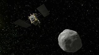 A Hajabusza2 űrszonda a Ryugu aszteroida közelében egy grafikán