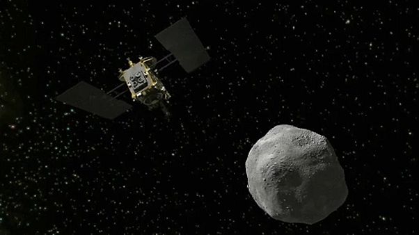 A Hajabusza2 űrszonda a Ryugu aszteroida közelében egy grafikán A Hajabusza2 űrszonda a Ryugu aszteroida közelében egy grafikán