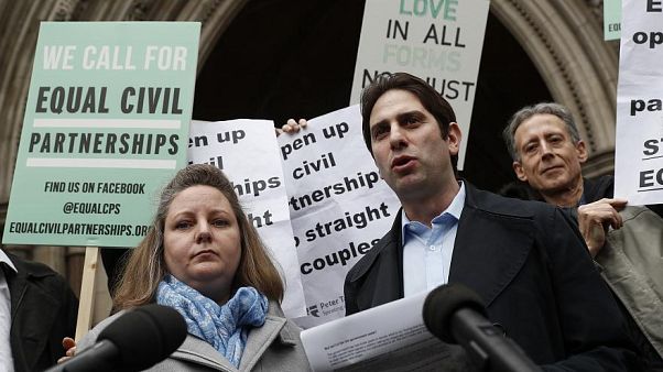 Statt Ehe: Heterosexuelle britische Paare dürfen zivile Partnerschaften schließen Statt Ehe: Heterosexuelle britische Paare dürfen zivile Partnerschaften schließen