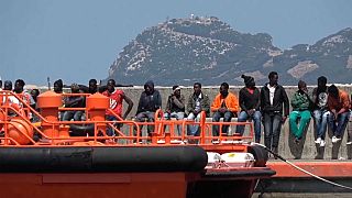 إنقاذ مئات المهاجرين من الغرق في عرض الساحل الإسباني