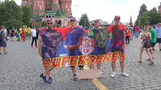 Adeptos sérvios vestem-se de super-heróis antes do jogo com o Brasil