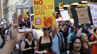 Cientos de personas salen a las calles en Nueva York para protestar contra el tercer veto migratorio de Donald Trump