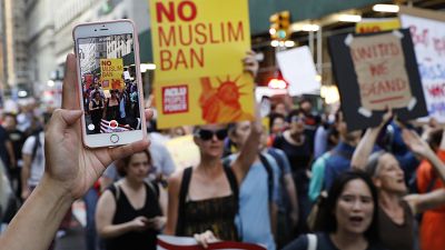Cientos de personas salen a las calles en Nueva York para protestar contra el tercer veto migratorio de Donald Trump