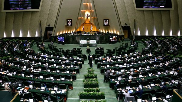 نماینده مجلس: جمع آوری امضا برای طرح عدم کفایت رئیس جمهور هفته بعد شروع میشود نماینده مجلس: جمع آوری امضا برای طرح عدم کفایت رئیس جمهور هفته بعد شروع میشود