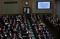 Polónia retira penas de prisão de polémica lei do Holocausto