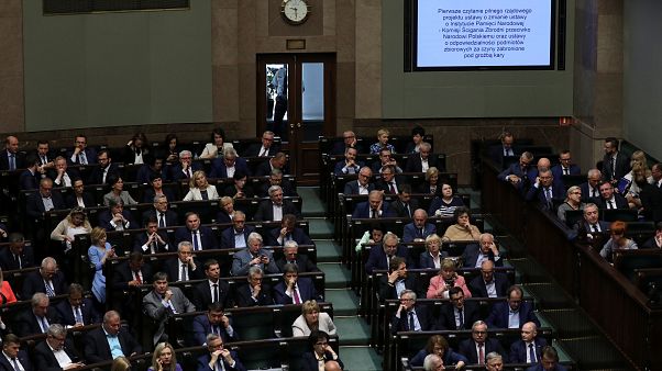 Polónia retira penas de prisão de polémica lei do Holocausto Polónia retira penas de prisão de polémica lei do Holocausto