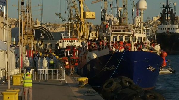 Lifeline, Malta: iniziate le procedure di sbarco Lifeline, Malta: iniziate le procedure di sbarco