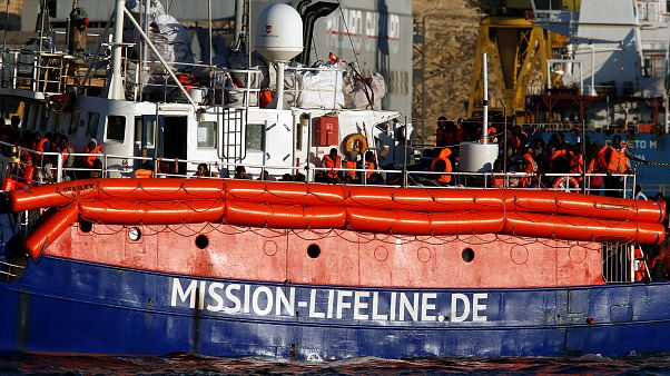 Flüchtlingsschiff "Lifeline" läuft in Hafen von Valletta ein Flüchtlingsschiff "Lifeline" läuft in Hafen von Valletta ein