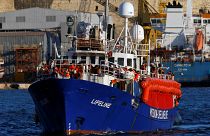 Navio humanitário Lifeline atracou em Malta com 233 migrantes a bordo