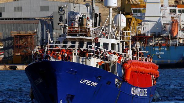 Navio humanitário Lifeline atracou em Malta com 233 migrantes a bordo Navio humanitário Lifeline atracou em Malta com 233 migrantes a bordo