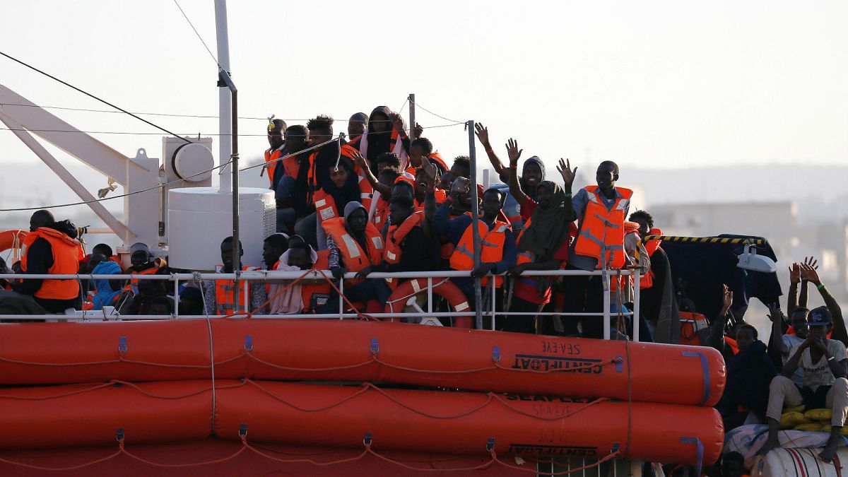 مهاجرون على متن السفينة لايفلاين - المصدر: رويترز.