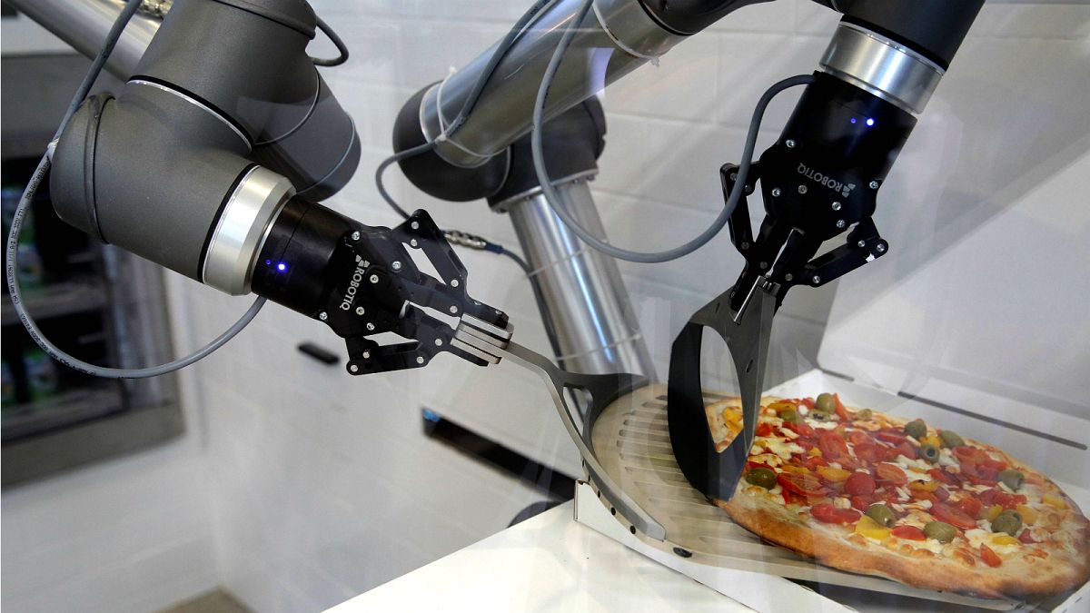 هل تتحدى الروبوتات البشر في صناعة فطائر البيتزا؟