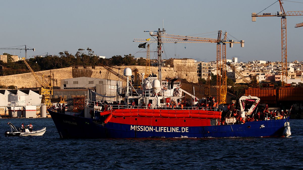 Malta sonunda mülteci gemisi Lifeline'a izin verdi
