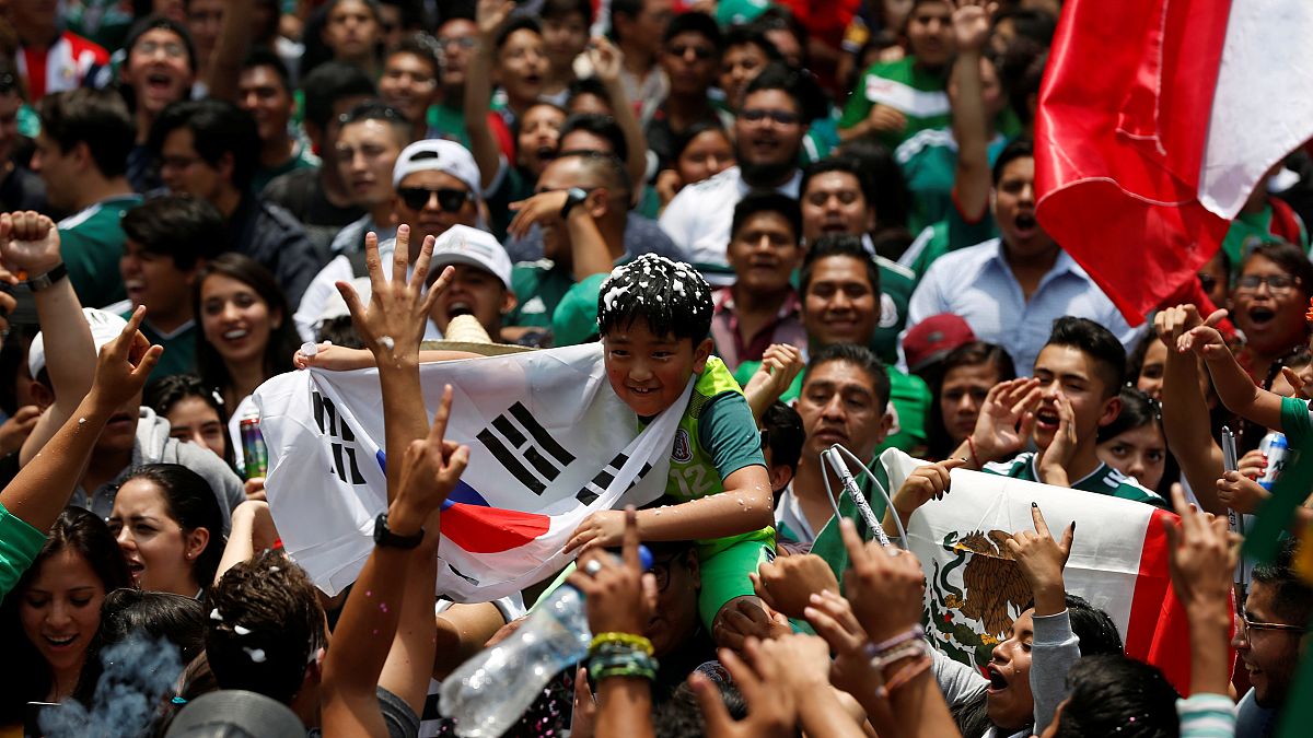 Mexikói ünneplés egy dél-koreai fiúval Mexikóvárosban
