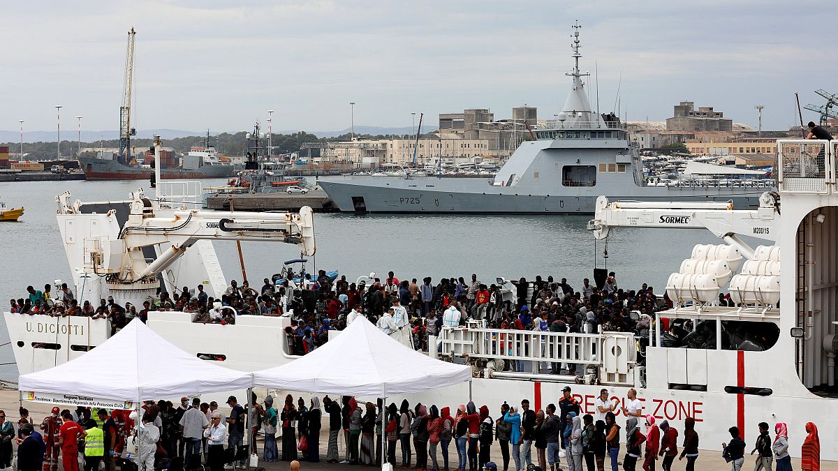 Bevándorlók szállnak partra Catania kikötőjében 2018. június 13-án