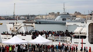 Bevándorlók szállnak partra Catania kikötőjében 2018. június 13-án