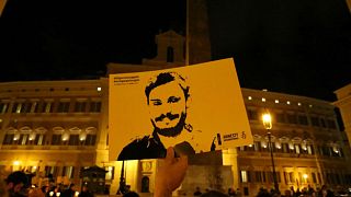 صورة من أرشيف رويترز لرجل يحمل صورة للطالب الإيطالي جوليو ريجيني في  روما