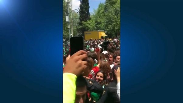 Mexican football fans thank South Korea Mexican football fans thank South Korea