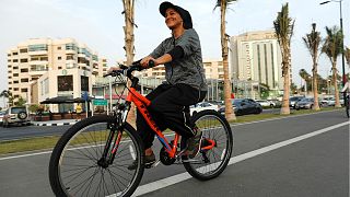 إيمان جوهرجي على دراجتها الهوائية - المصدر: رويترز.