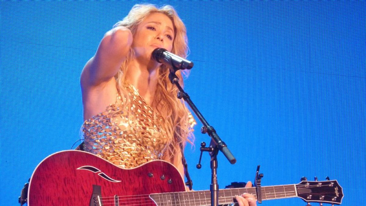 Shakira'nın kolyesine Nazi suçlaması