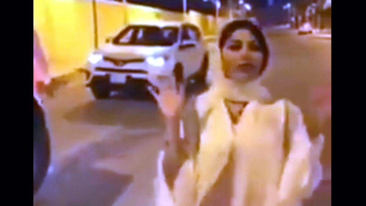 عربستان در مورد پوشش یک خبرنگار زن تحقیق می کند