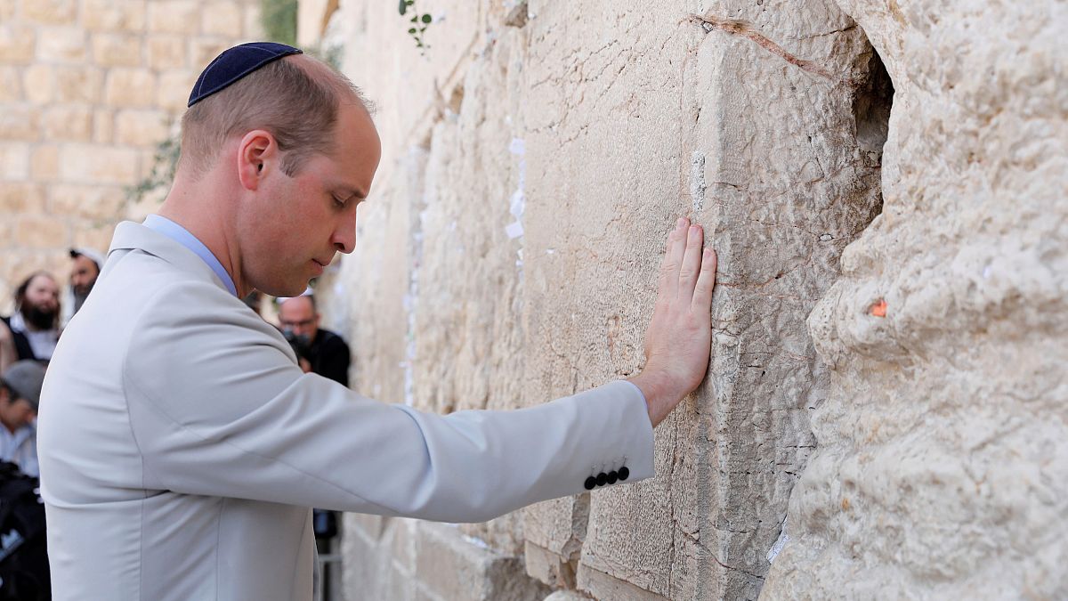 Le prince William se recueille devant le mur des Lamentations