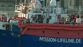  سفينة الإنقاذ "لايفلاين" ترسو في مالطا واللاجئون سيتوزّعون على 8 دول أوروبية