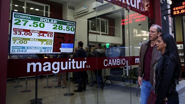 Precio del dólar en Argentina se dispara tras "miércoles negro" en la bolsa Precio del dólar en Argentina se dispara tras "miércoles negro" en la bolsa