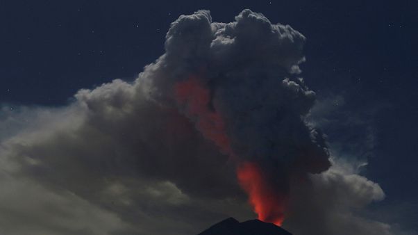 Bali : un énorme nuage de cendres cloue les avions au sol Bali : un énorme nuage de cendres cloue les avions au sol