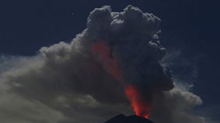 Vulkanausbruch auf Bali: Flughafen Denpasar nimmt Betrieb wieder auf