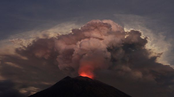 Bali: il risveglio del monte Agung, aeroporto chiuso per alcune ore Bali: il risveglio del monte Agung, aeroporto chiuso per alcune ore