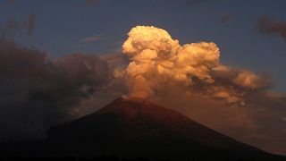شاهد: بركان جبل أجونغ في أندونيسيا يجدد نشاطه بعد أشهر من الهدوء