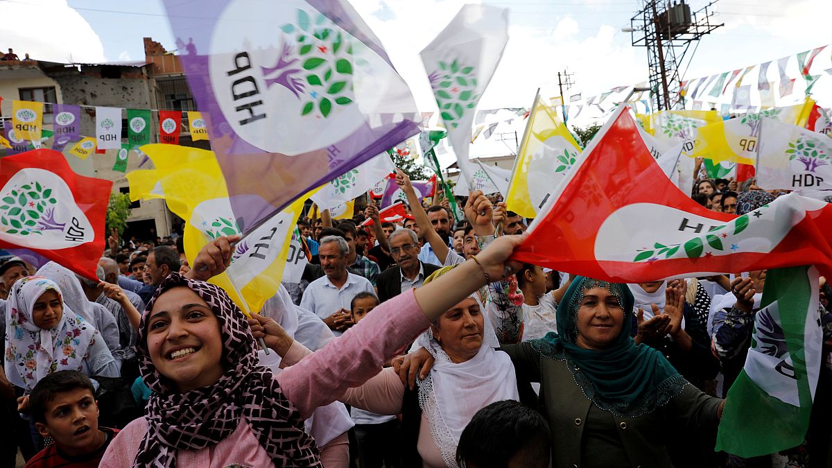 HDP'den milletvekili seçilen Leyla Güven tahliye edildi