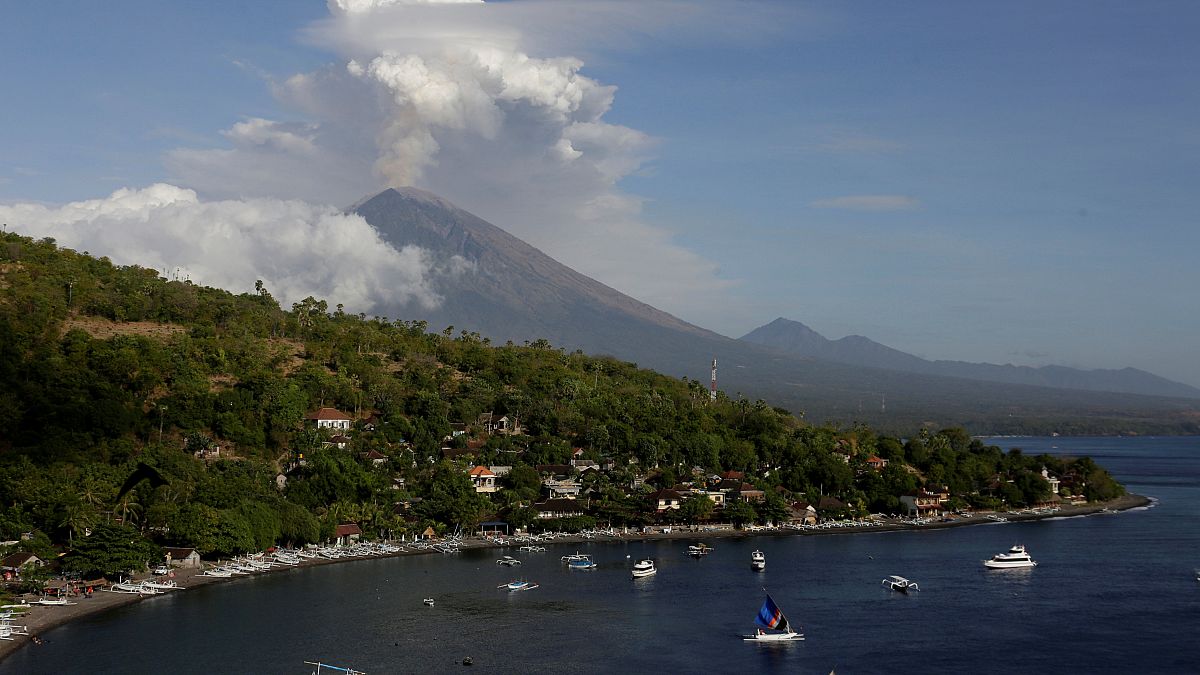 Ash cloud hangs over Bali volcano