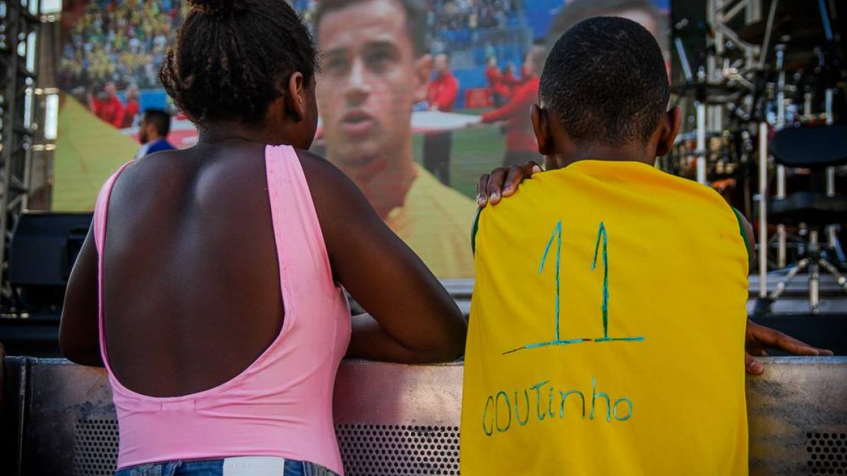 Coutinho envía una camiseta oficial a un niño de las favelas tras una foto viral