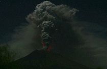 La erupción de un volcán en Bali cierra temporalmente tres aeropuertos y deja bloqueados a miles de turistas