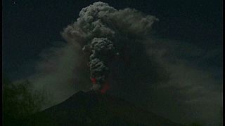 La erupción de un volcán en Bali cierra temporalmente tres aeropuertos y deja bloqueados a miles de turistas 
