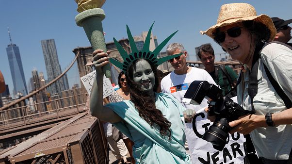 Usa: 700 cortei contro la tolleranza zero di Trump Usa: 700 cortei contro la tolleranza zero di Trump