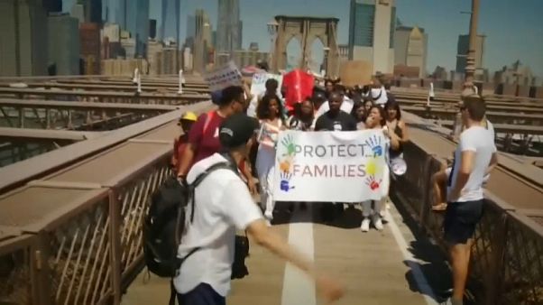 US protestors: “Immigrants Are Welcome Here!” US protestors: “Immigrants Are Welcome Here!”