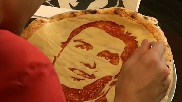 Futbol aşığı bir Rus şef pizzalarında Ronaldo ve Luis Suarez'i resmetti Futbol aşığı bir Rus şef pizzalarında Ronaldo ve Luis Suarez'i resmetti
