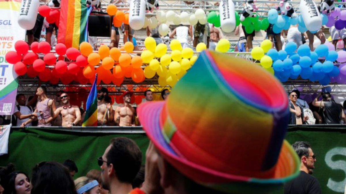 Πλήθος κόσμου στο Gay Parade στο Παρίσι