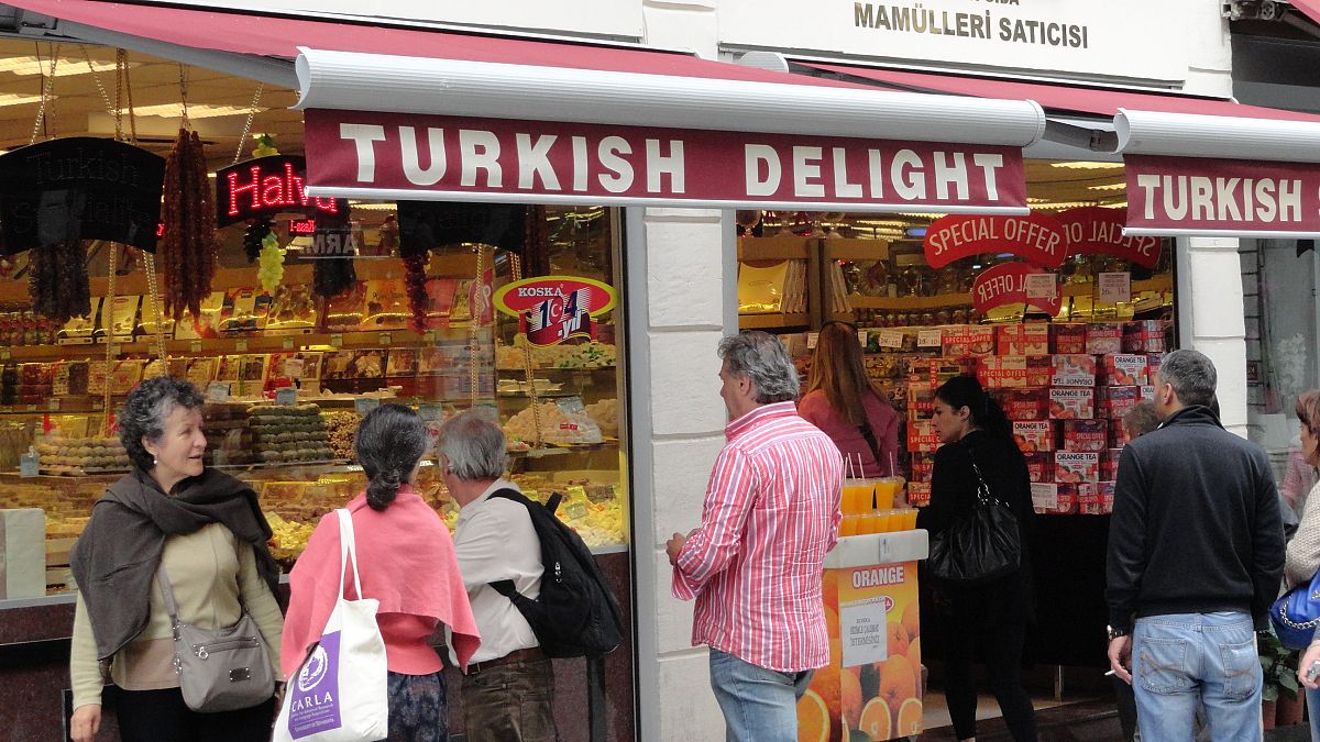 شهرداری استانبول تابلوی مغازه‌ها به زبان عربی را پاک می‌کند