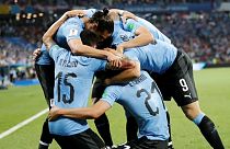 Un deslumbrante Cavani da a Uruguay el paso a cuartos