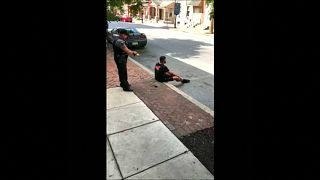 شاهد: شرطي أمريكي يصعق رجلا أسود كان يجلس على الرصيف