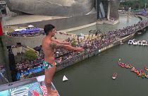 شاهد: القفز في الماء من علوّ 27 مترا في بيلباو