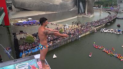 شاهد: القفز في الماء من علوّ 27 مترا في بيلباو