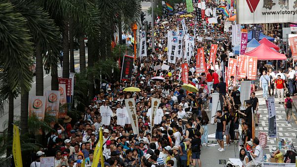 Les uns célèbrent le succès de la rétrocession de Hong-Kong, 21 ans après, d'autres dénoncent la mainmise de Pékin Les uns célèbrent le succès de la rétrocession de Hong-Kong, 21 ans après, d'autres dénoncent la mainmise de Pékin